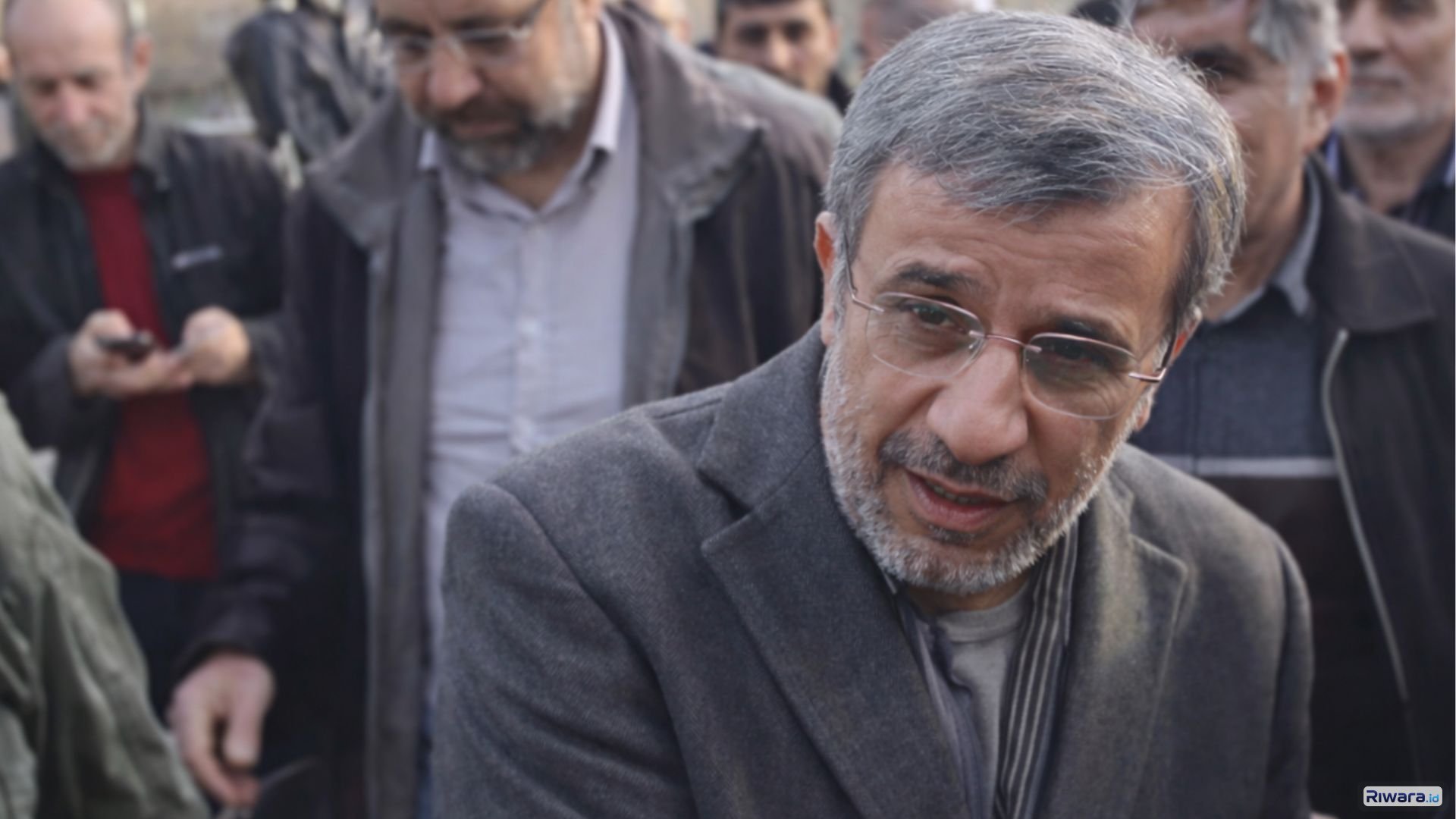 Mantan Presiden Iran Mahmoud Ahmadinejad terlihat di tengah kerumunan warga dalam video yang beredar di media sosial setelah rumor kematiannya viral di tengah ketegangan konflik antara Iran, Israel, dan United States.